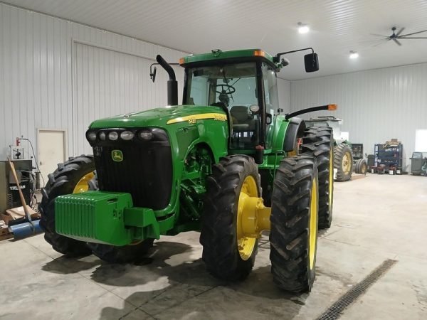 2002 JOHN DEERE Tractors 8420
