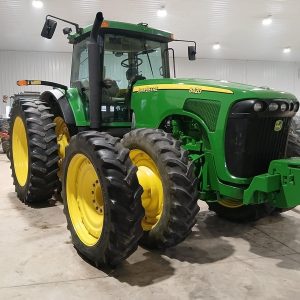 2002 JOHN DEERE Tractors 8420