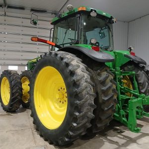 2002 JOHN DEERE Tractors 8420
