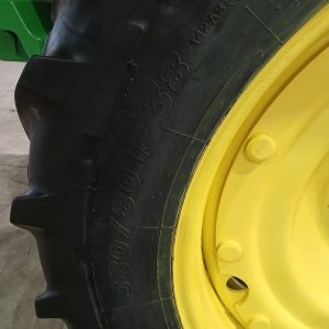 2002 JOHN DEERE Tractors 8420