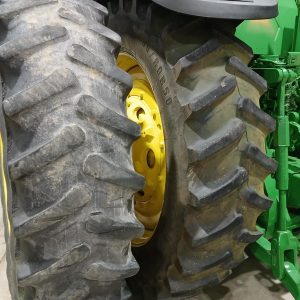 2002 JOHN DEERE Tractors 8420